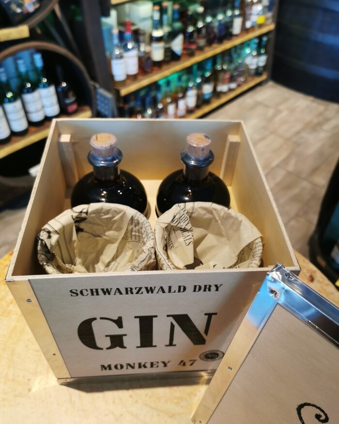 Monkey 47 Geschenkset mit 2 Flaschen und 2 Gläsern in Holzbox – Bild 2